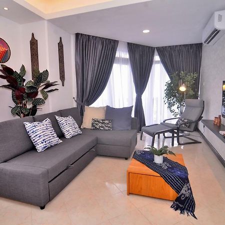 New Riverbank Suites - Waterfront Kuching City エクステリア 写真