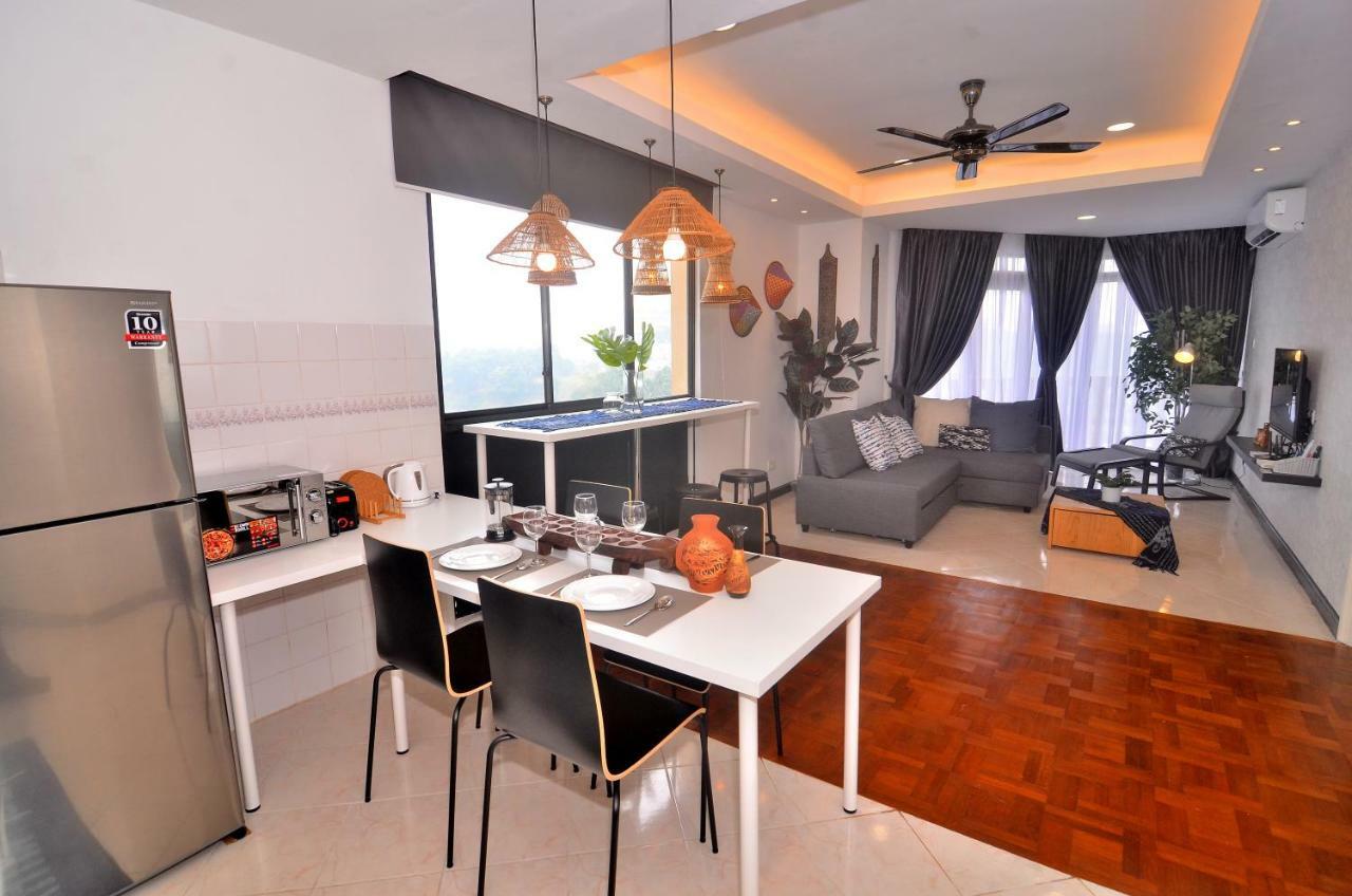 New Riverbank Suites - Waterfront Kuching City エクステリア 写真